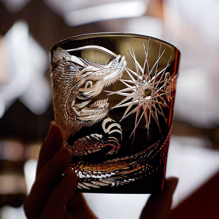 Vaso de whisky con dragón elevado hecho a mano Edo Kiriko con caja de madera