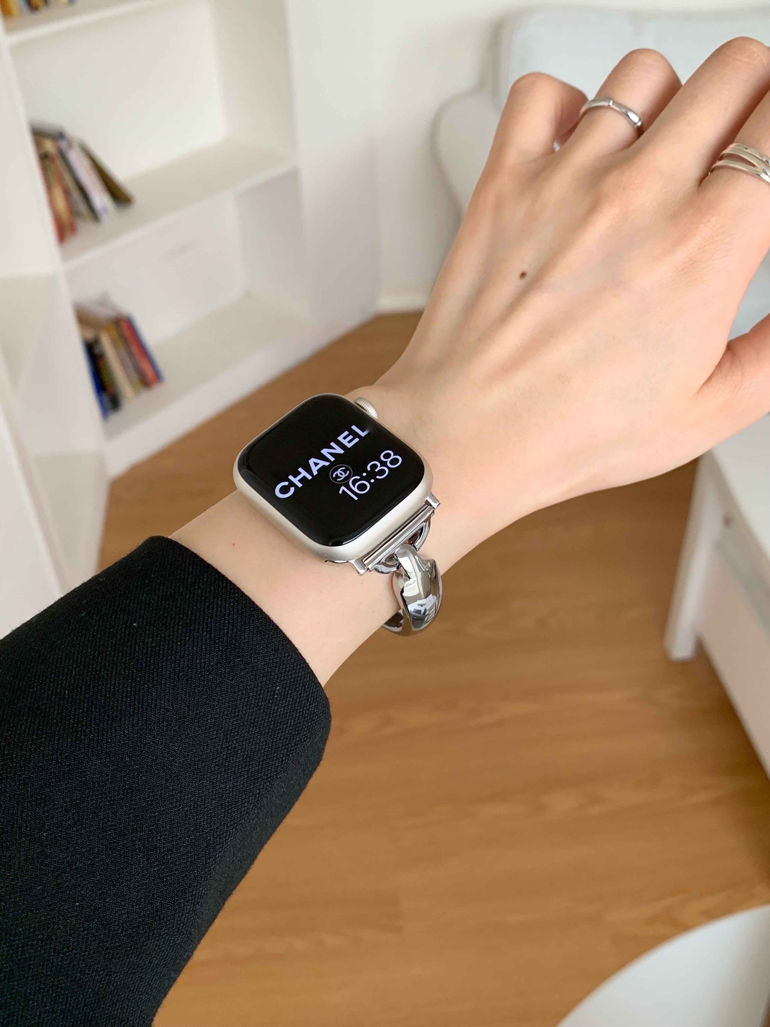 Jednoduchý kovový náramek pro Apple Watch