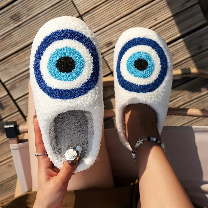 Chaussons en peluche contre le mauvais œil