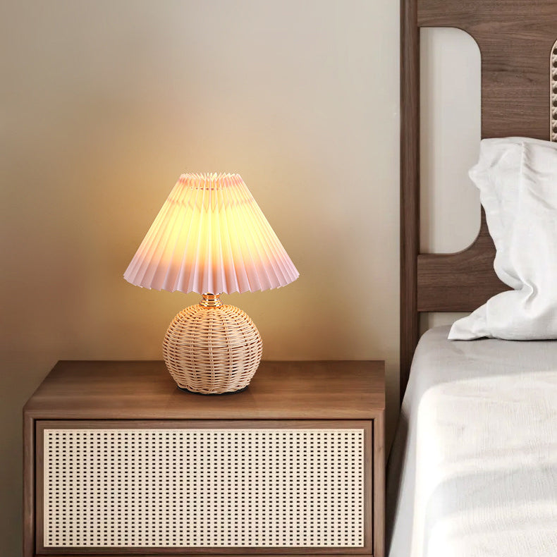 Lampada da tavolo contemporanea in rattan intrecciato nordico con paralume a cono plissettato, LED, per camera da letto