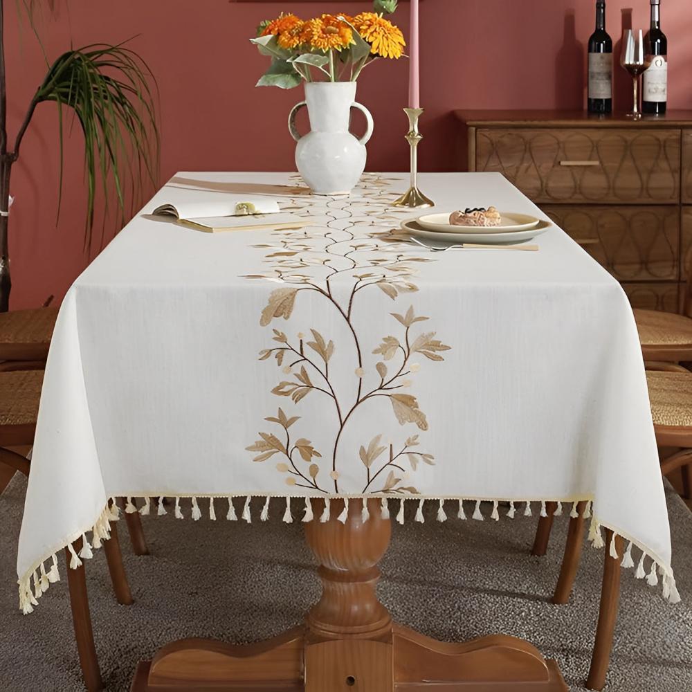 Nappe en tissu brodé avec des franges florales