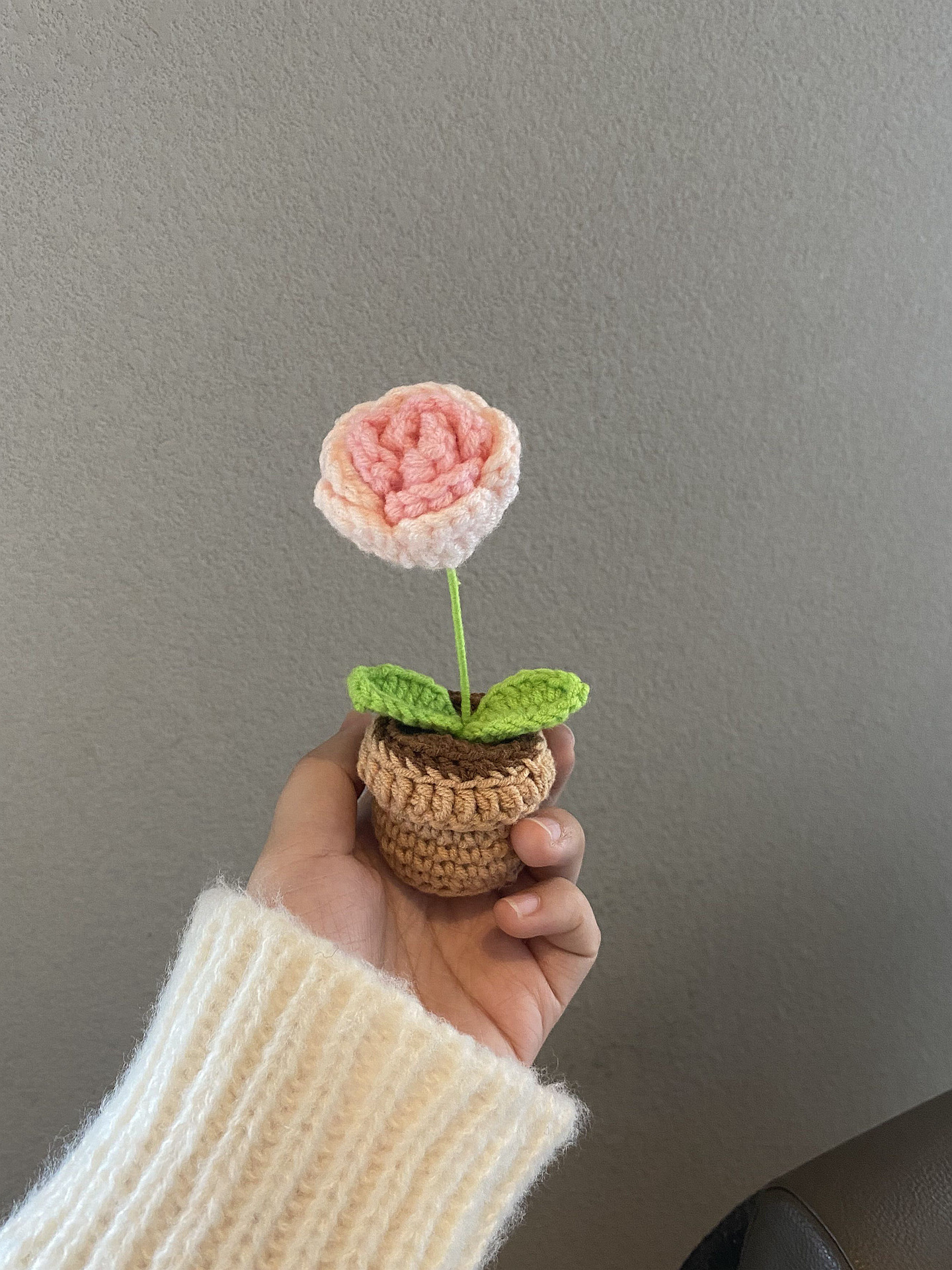 Håndlaget heklet blomsterkrukkedekor