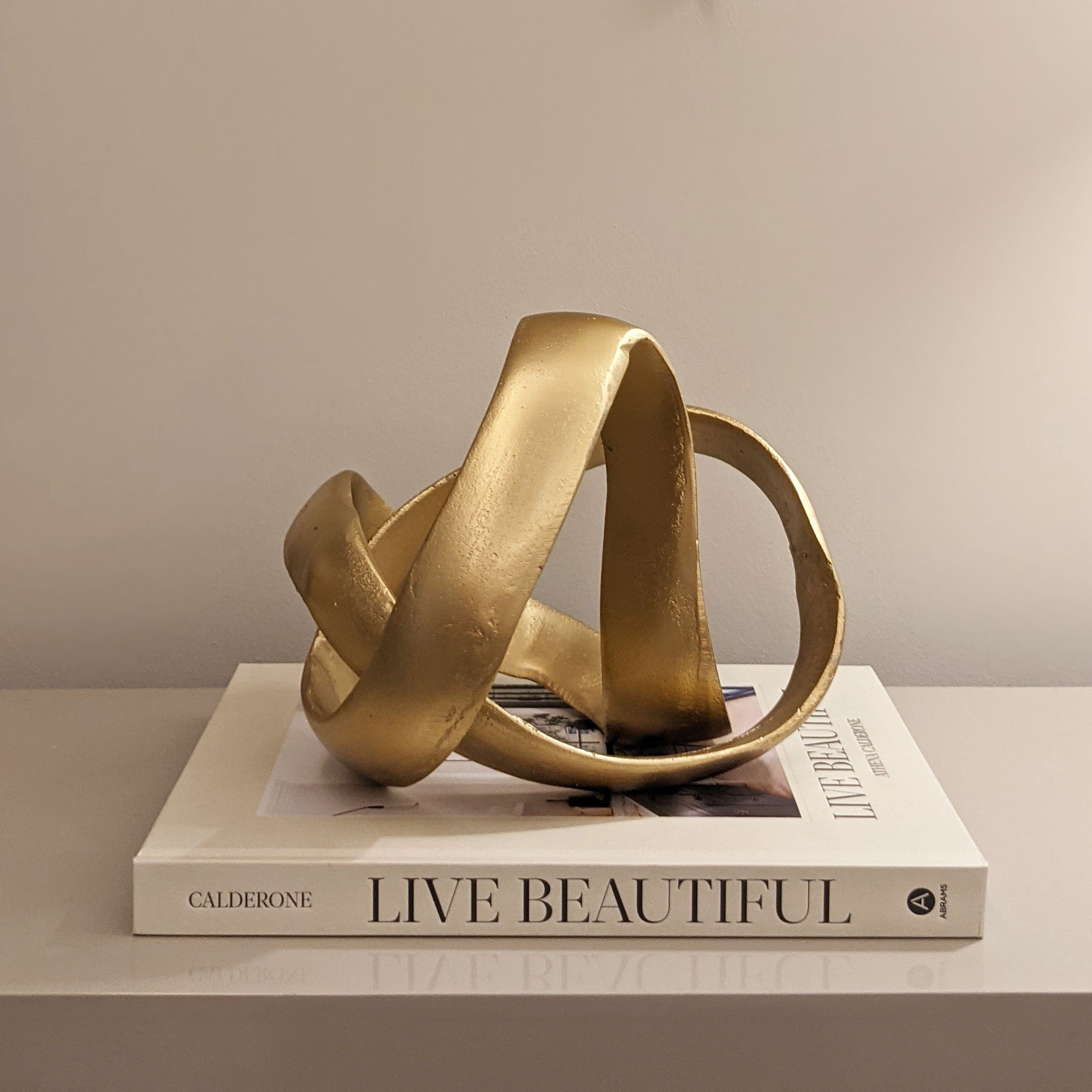 Taavita - Elegant Decorative Sculpture in Knot Design Made of Gold