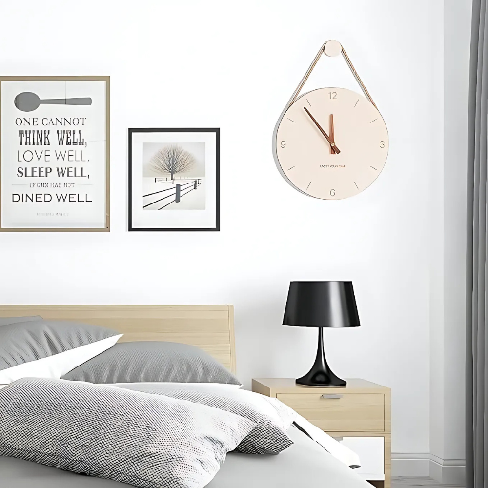 Reloj de pared de madera con cuerda minimalista