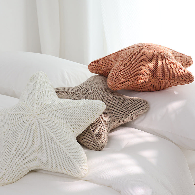 Almohada tejida a mano con forma de estrella de mar Coastal Charm - Calidad artesanal en naranja coral, blanco y caqui