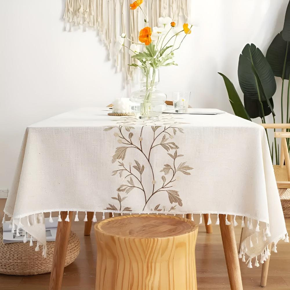 Nappe en tissu brodé avec des franges florales