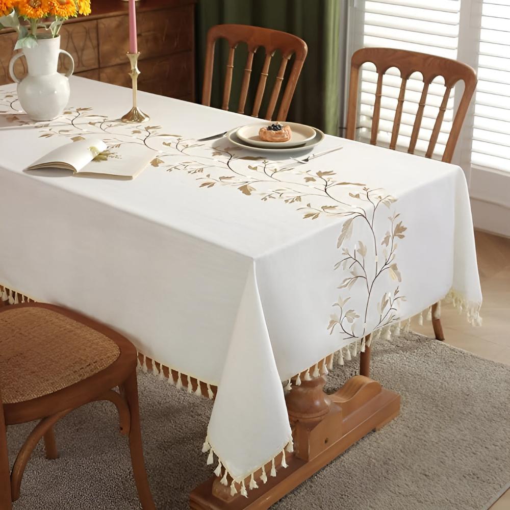 Nappe en tissu brodé avec des franges florales