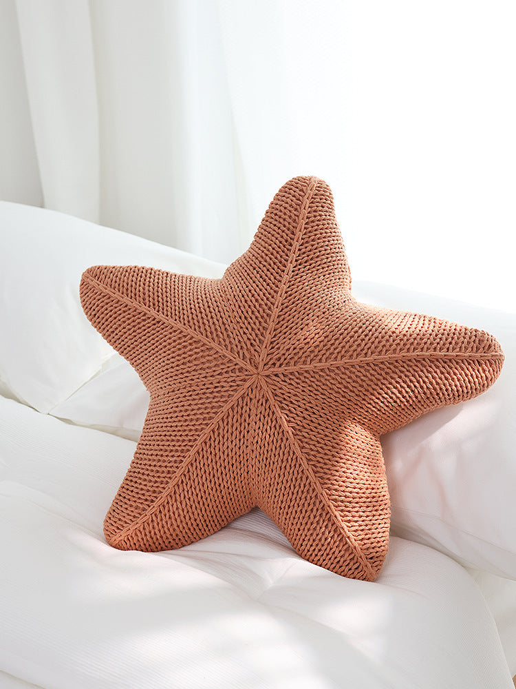 Almohada tejida a mano con forma de estrella de mar Coastal Charm - Calidad artesanal en naranja coral, blanco y caqui