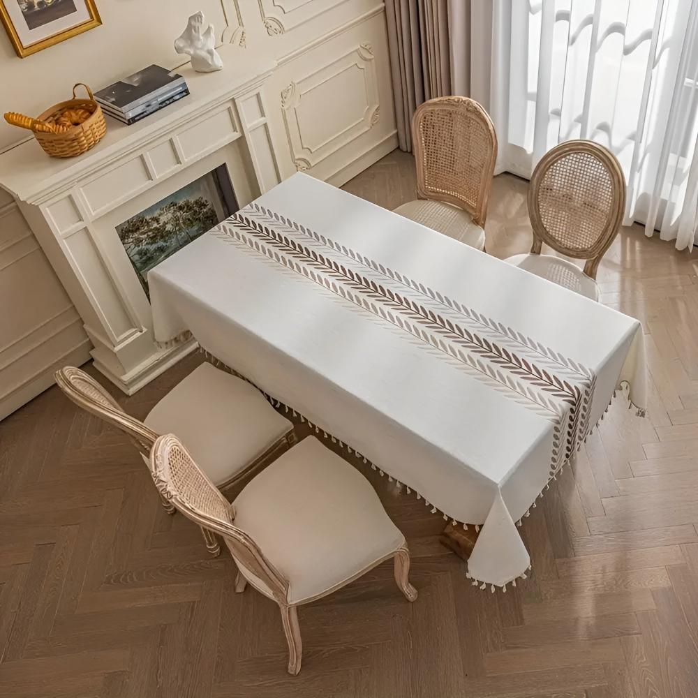 Elegante bestickte Tischdecke