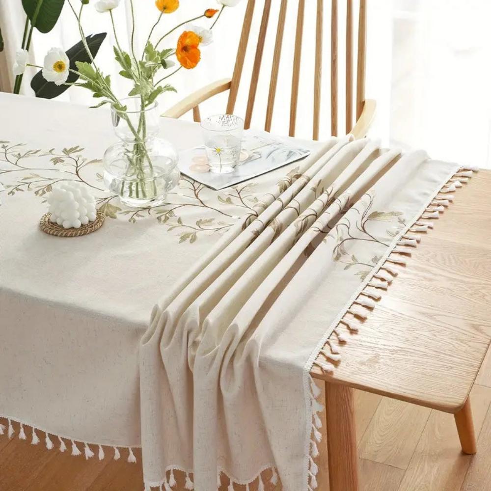 Nappe en tissu brodé avec des franges florales