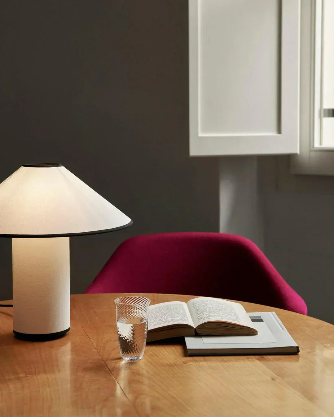 Lampada da tavolo Colette – Elegante soluzione di illuminazione per interni moderni