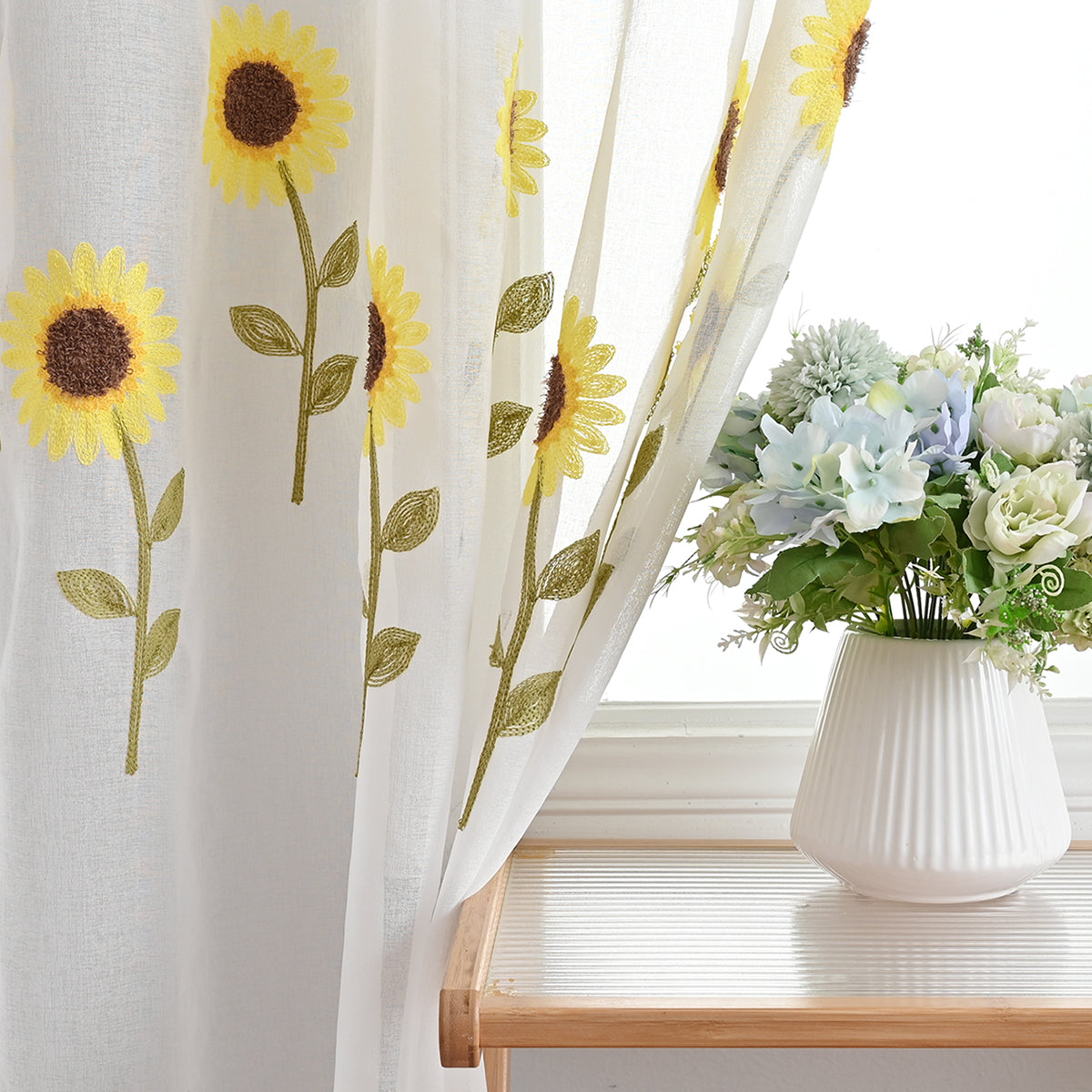 CountryBloom - Airy White Curtain with Sunflower Motif for a Farmhouse Decoration