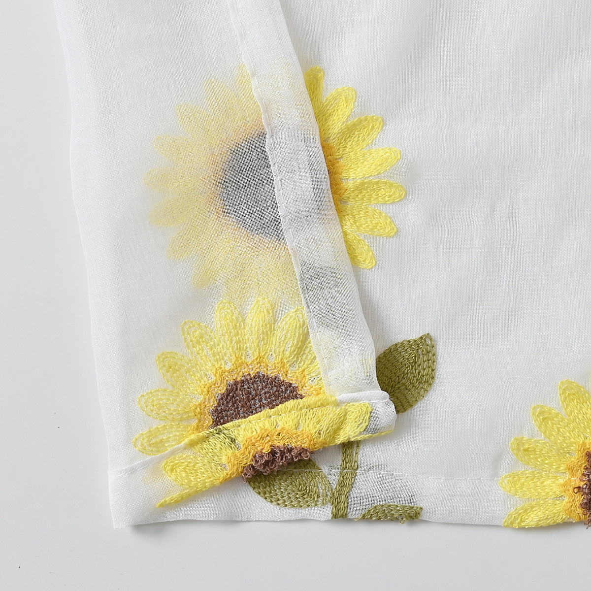 CountryBloom - Airy White Curtain with Sunflower Motif for a Farmhouse Decoration