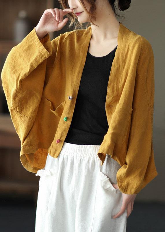 Manteau court jaune fin avec poches et manches en forme d'aile de chauve-souris