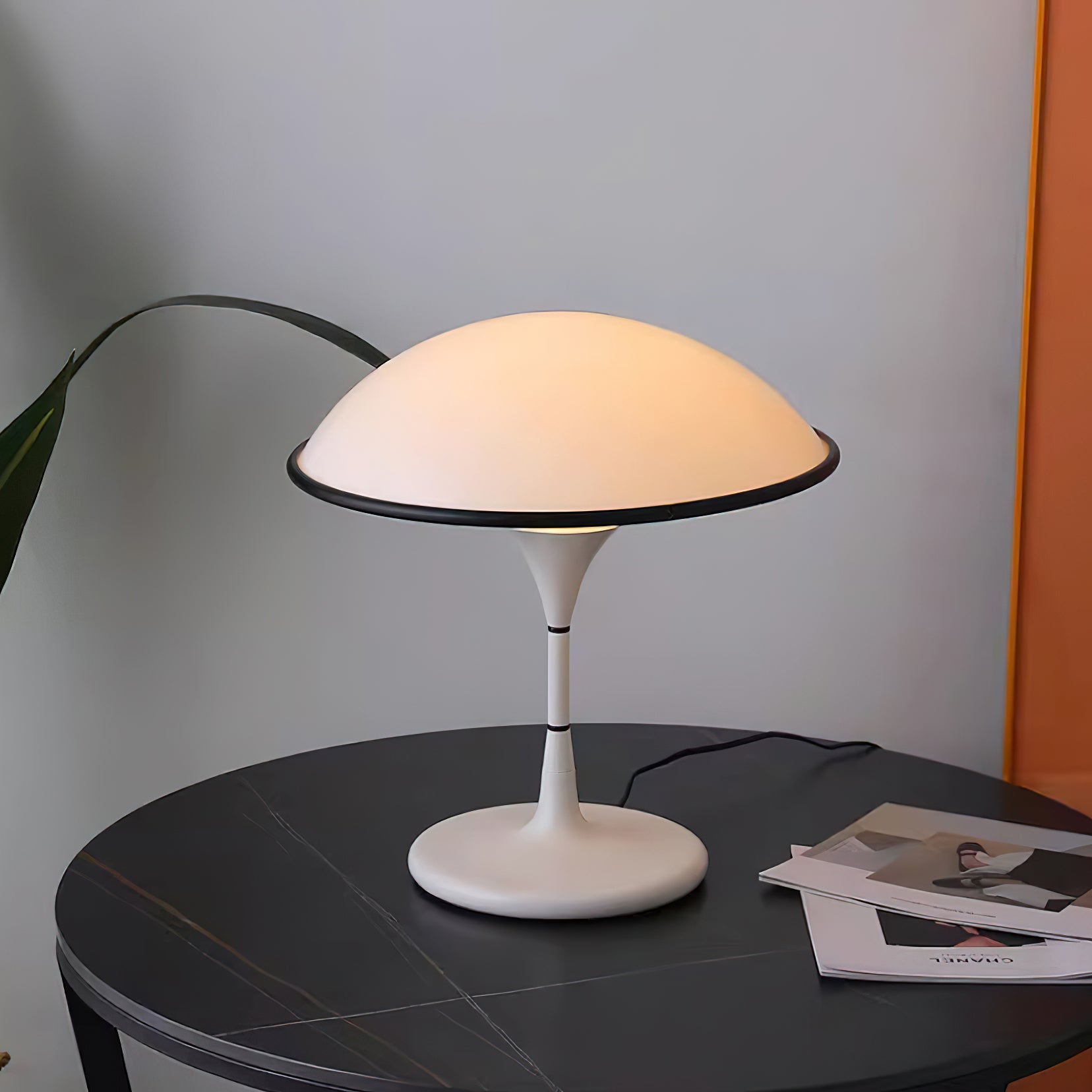 LumiFont - Elegante lampada da tavolo dal design unico