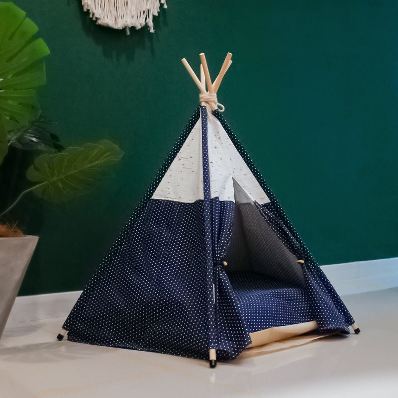 Moderni Boho-koiran teepee pehmeällä koiran sängyn tyynyllä