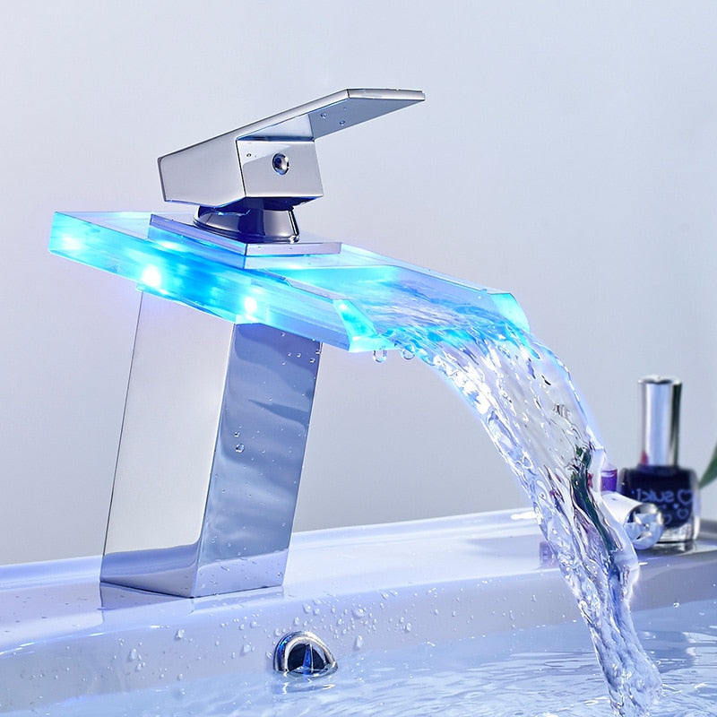 Rubinetto per bagno a cascata a LED