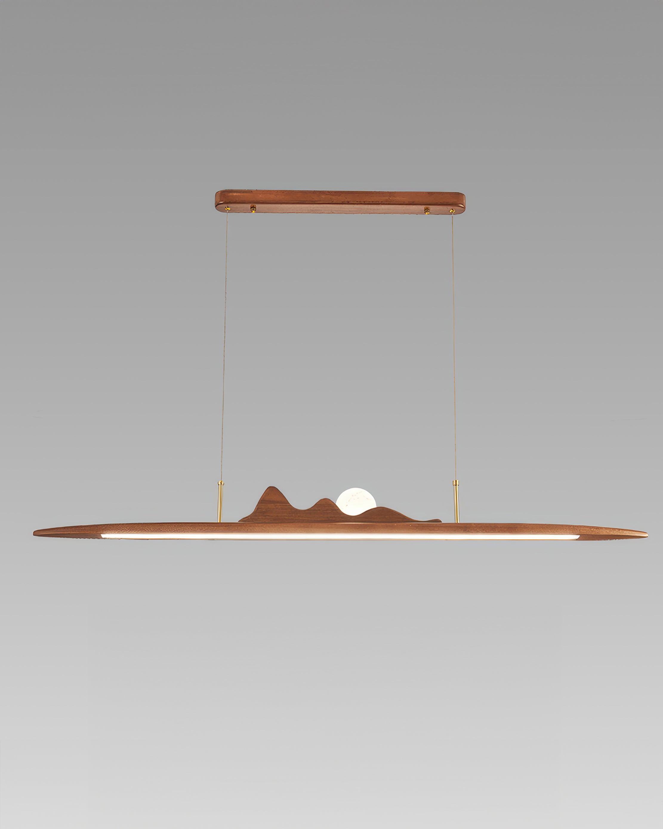 Lampada a sospensione con striscia di legno dal design minimalista a una linea