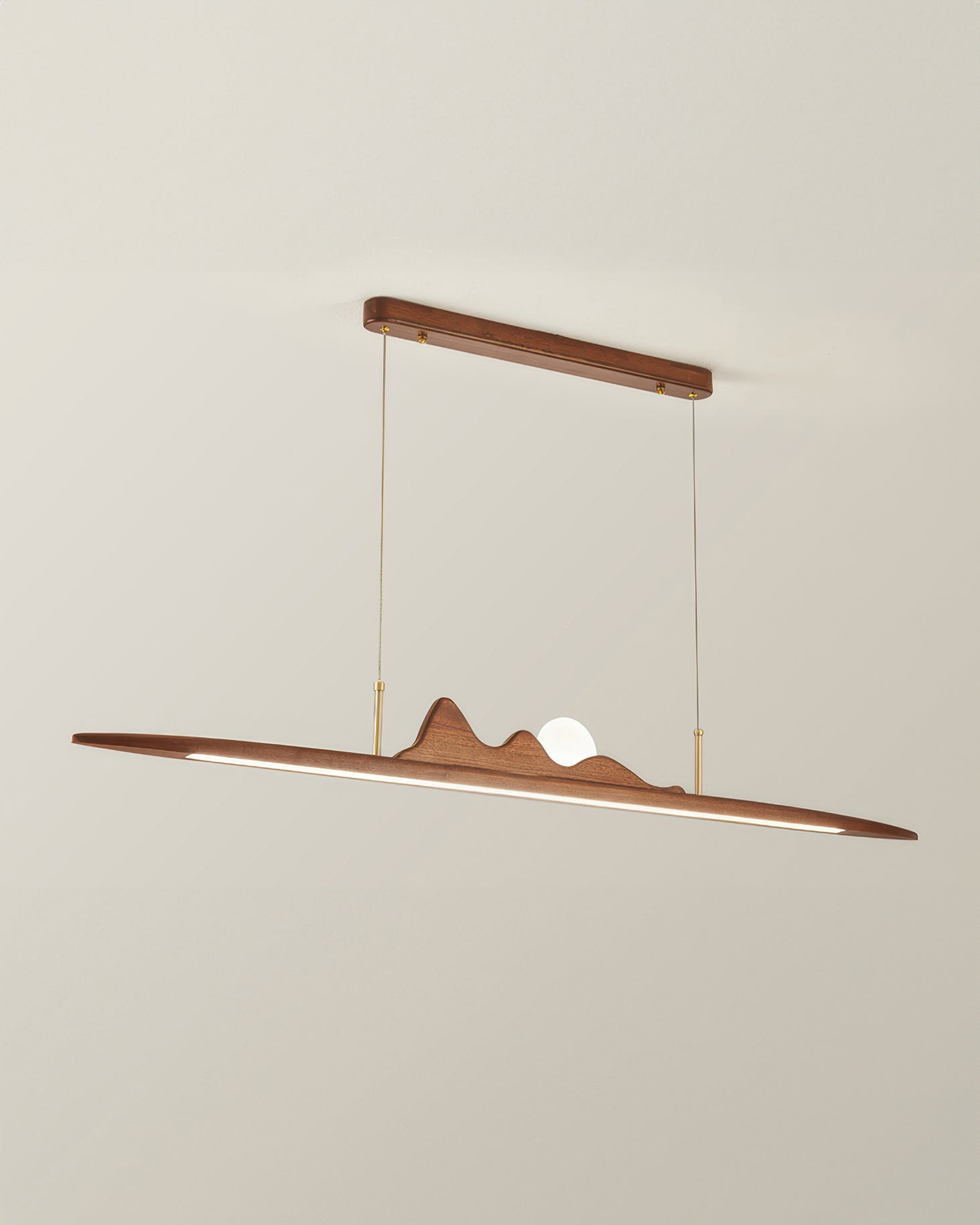 Lampada a sospensione con striscia di legno dal design minimalista a una linea