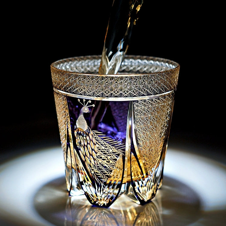 Edo Kiriko handgefertigtes violettes Pfauen-Whiskyglas mit Holzbox