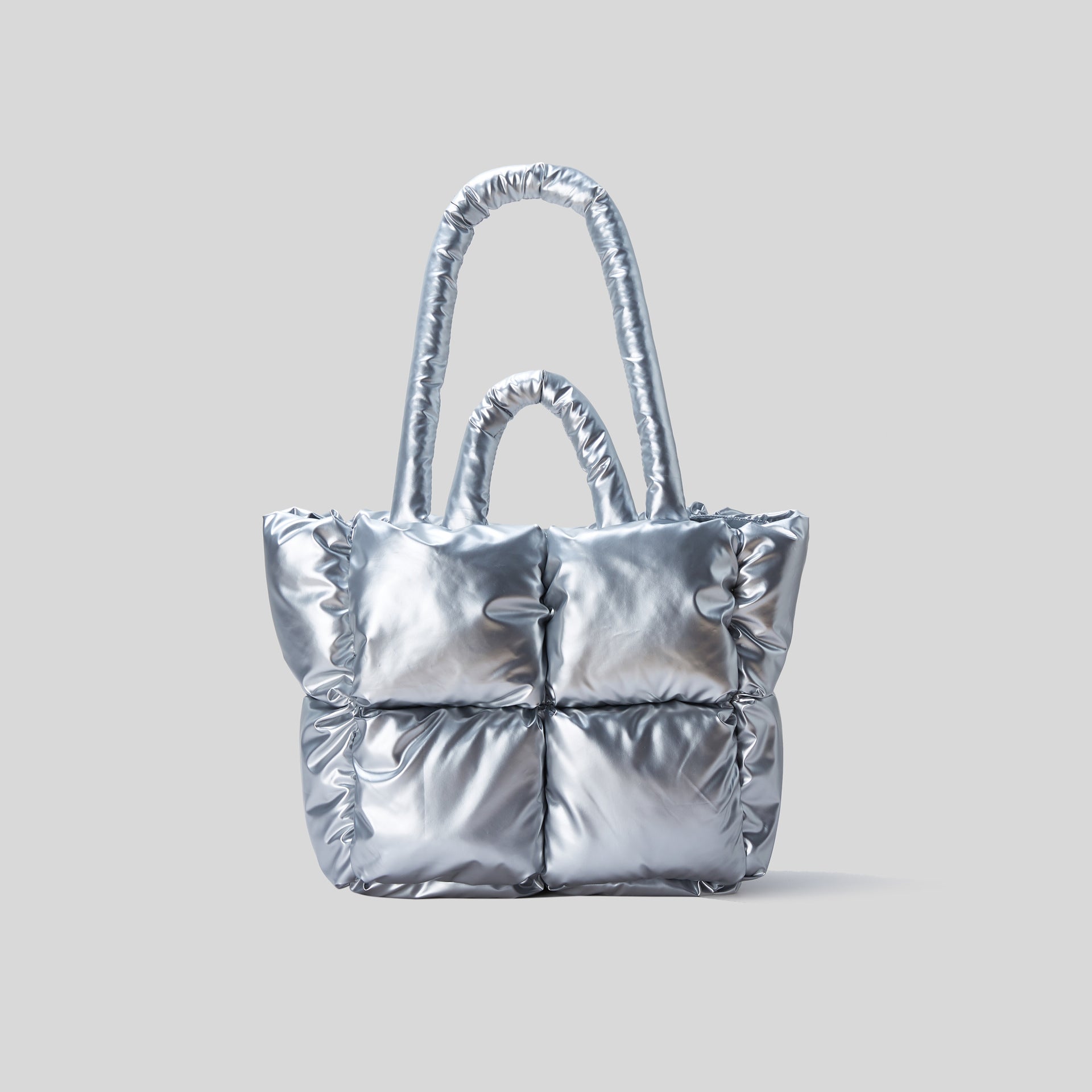 Bolso de hombro acolchado brillante