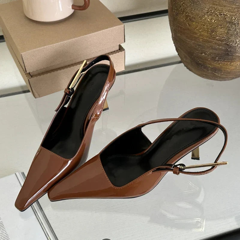 Evelyn Chic: teräväkärkinen metallisolki, Slingback korkokengät