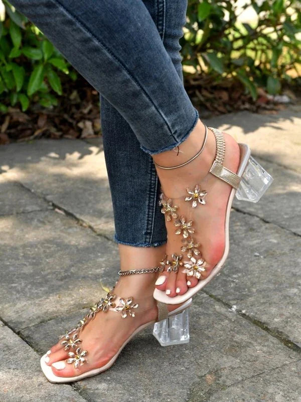 Sandalias de tacón cuadrado con flores y diamantes de imitación Clara