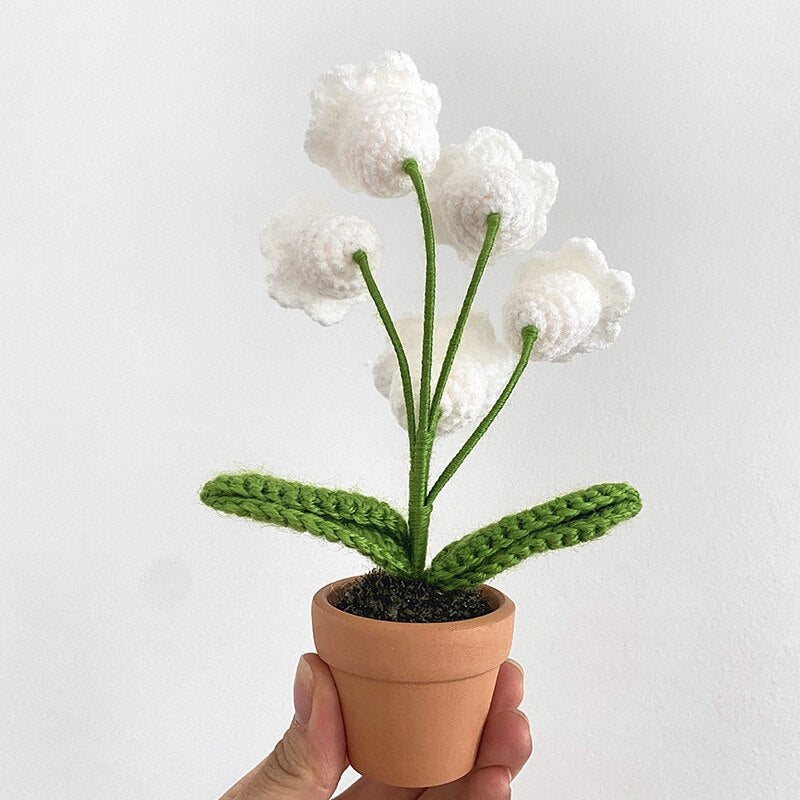 Håndlaget heklet blomsterkrukkedekor