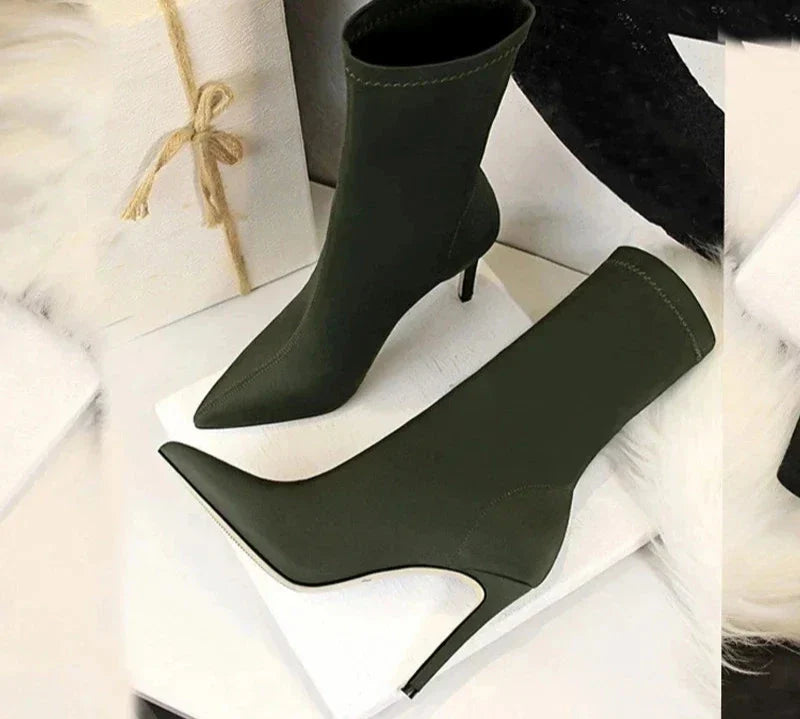 Kai Luxe: Botas de Cano Alto com Salto Fino e Bico Pontudo