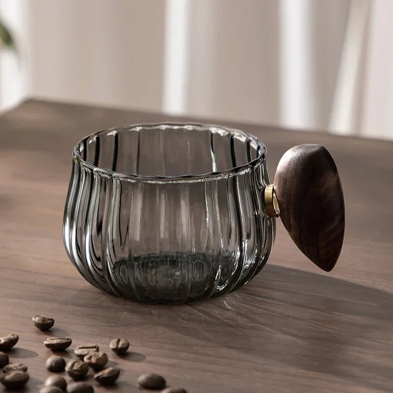 Moderne gestreifte Kaffeetasse