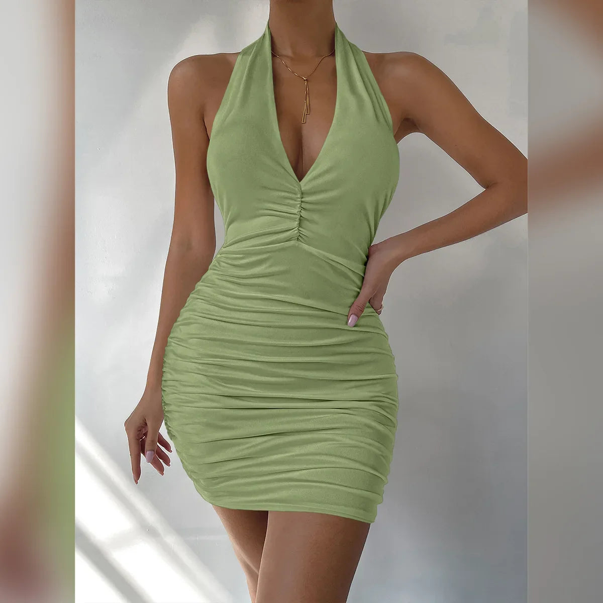 Vestido Mini Sem Costas Deep V Bella Sexy – Moda de Verão 2024