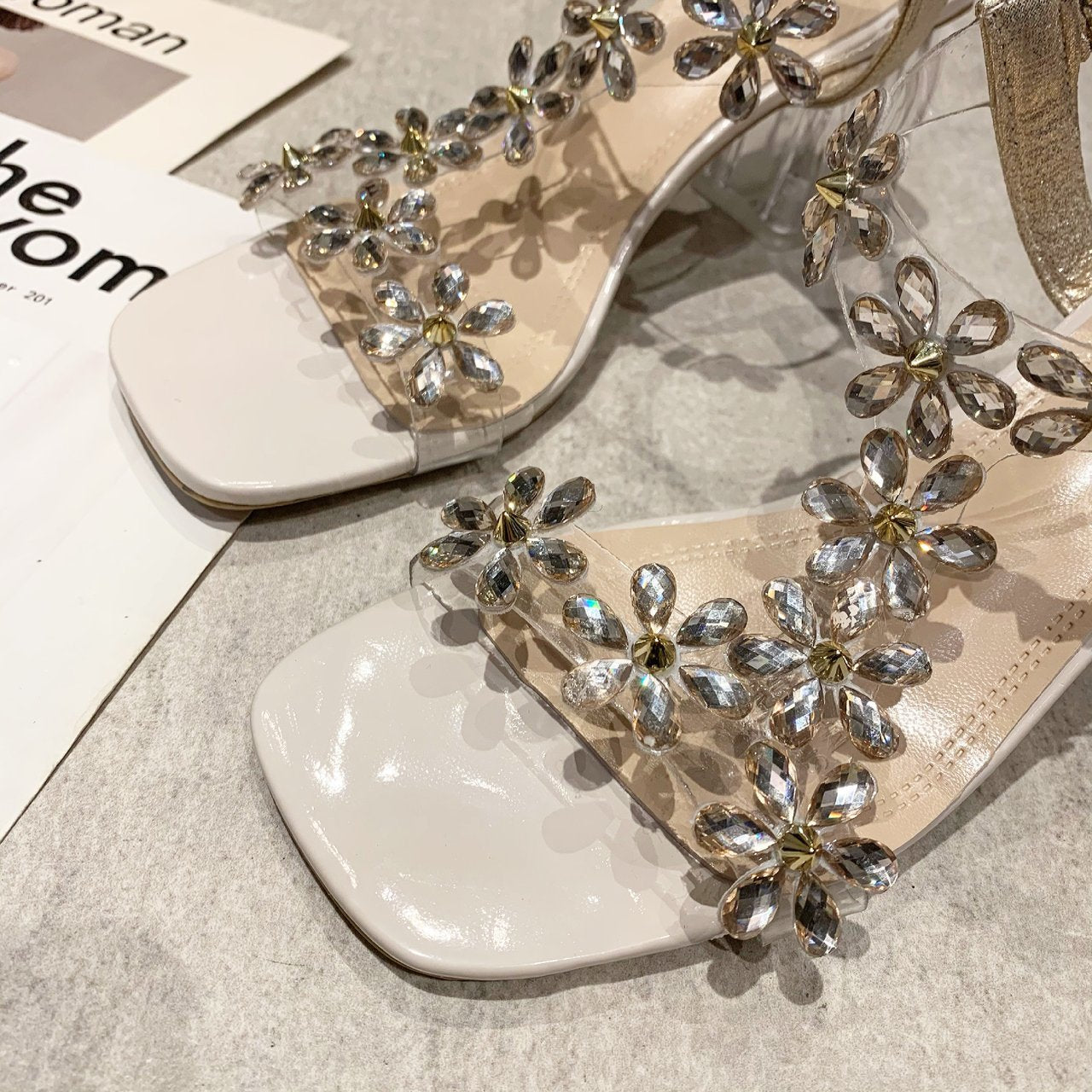 Sandalias de tacón cuadrado con flores y diamantes de imitación Clara