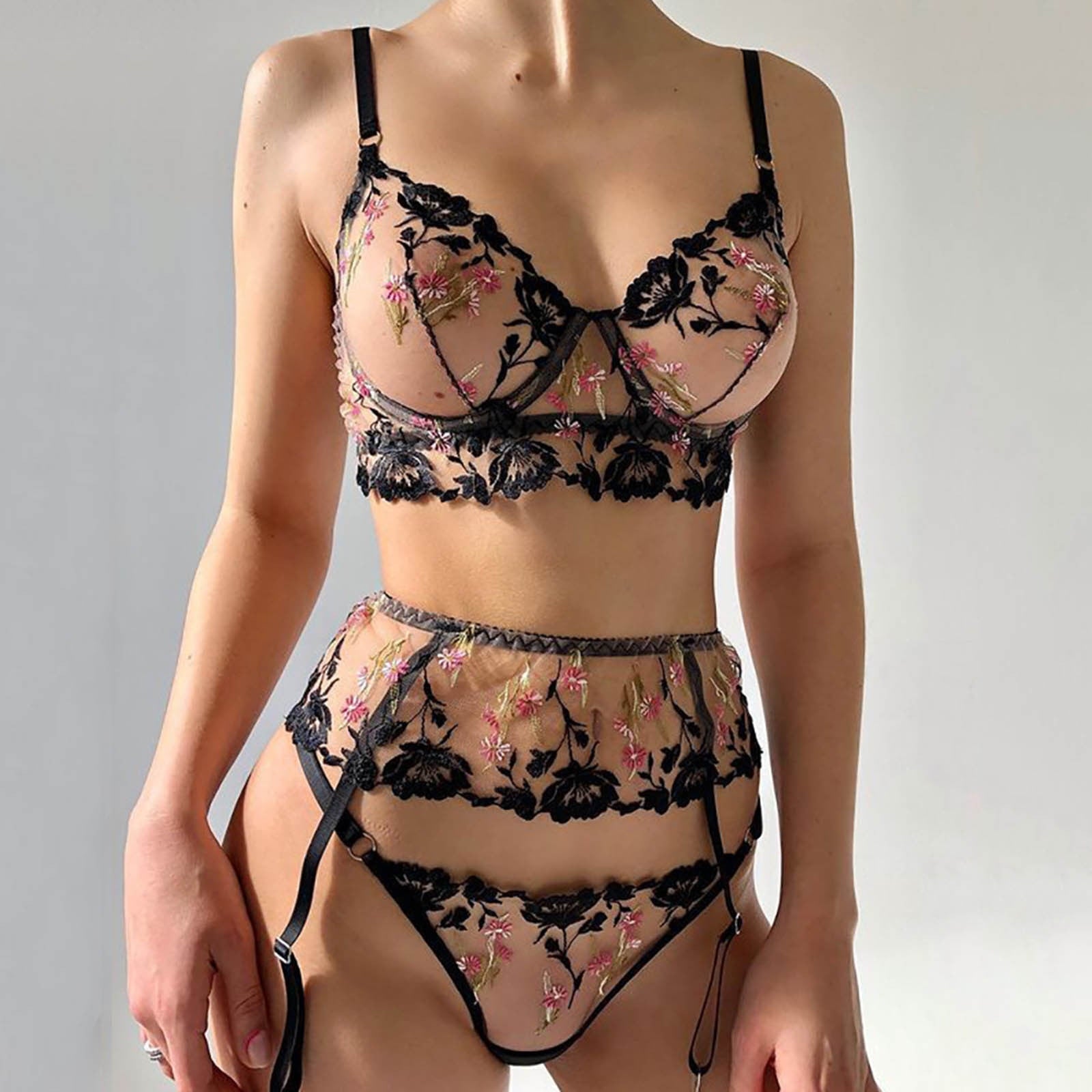 Lingerie en maille et dentelle brodée de fleurs