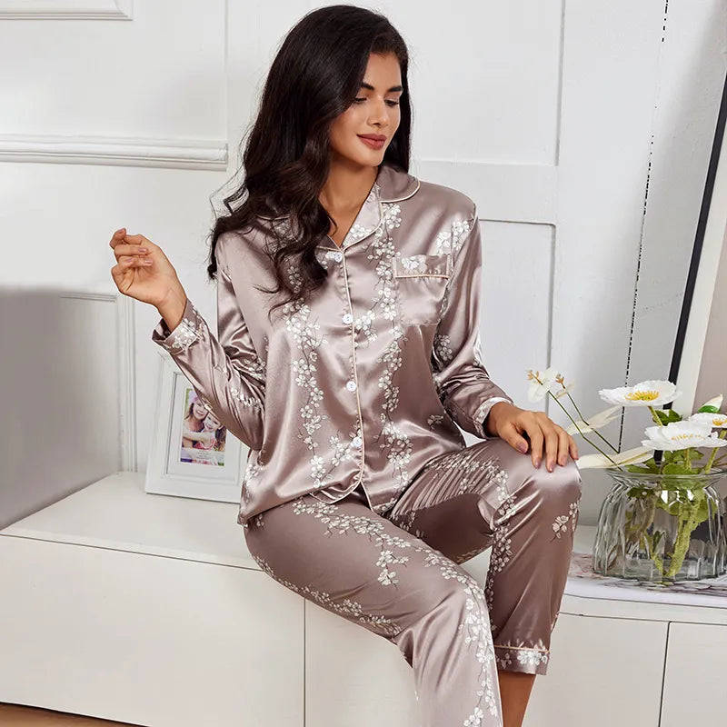 Conjunto de pijamas de cetim com estampa floral elegante e confortável