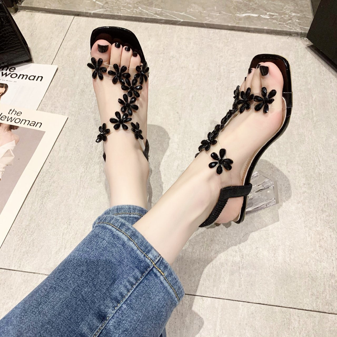 Sandalias de tacón cuadrado con flores y diamantes de imitación Clara