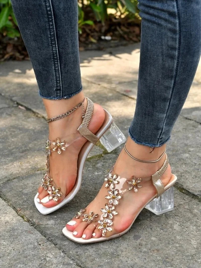 Sandalias de tacón cuadrado con flores y diamantes de imitación Clara