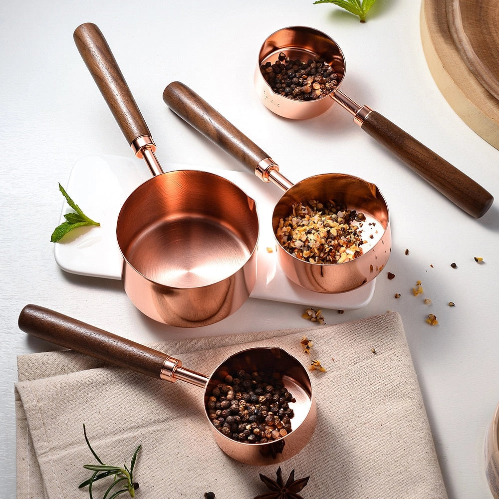 Goldene Messbecher aus Messing - Luxuriöses Holzgriff-Set für Gourmet-Backen