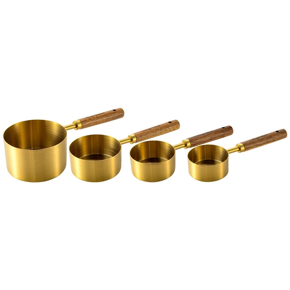 Goldene Messbecher aus Messing - Luxuriöses Holzgriff-Set für Gourmet-Backen