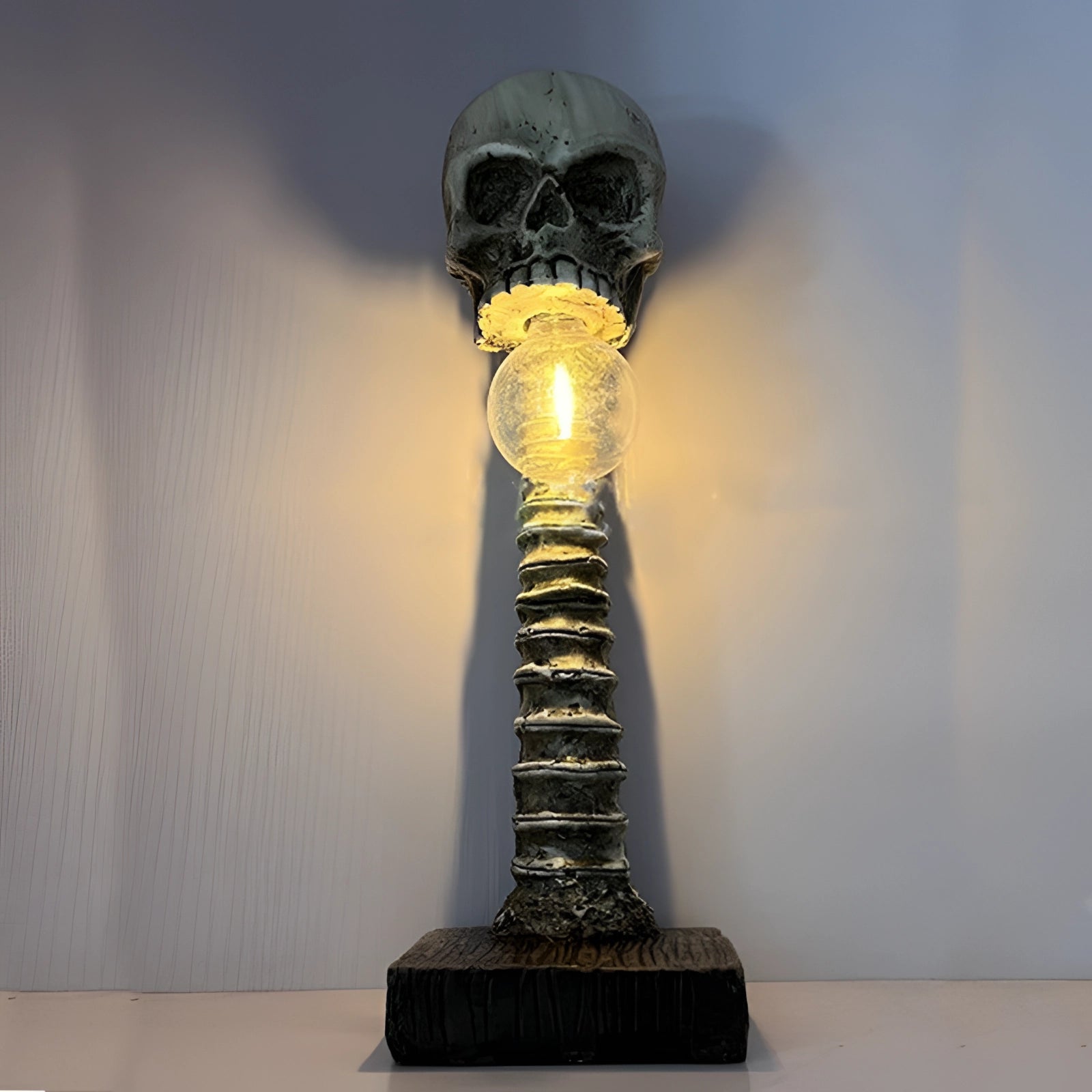 Gothic Skull Light: Skelettwirbelsäulenlampe für unheimliche Wohnkultur