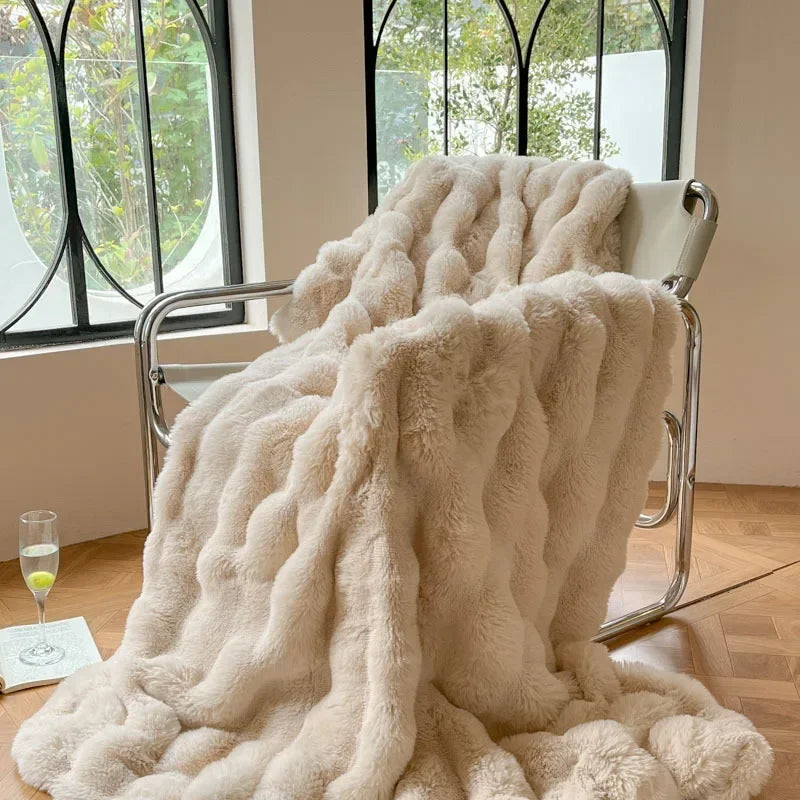 PlushWarmth - Luxury Fur Throw for Bed and Sofa / blanket