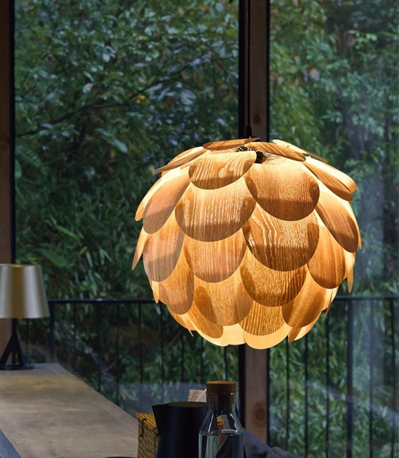 TropicalGlow – Hanging lamp in the shape of a pineapple made of wood