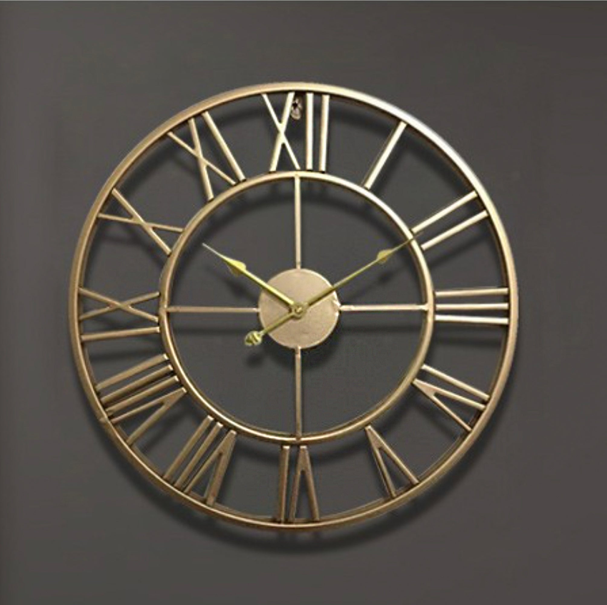 Horloge murale squelette en or ou en bronze