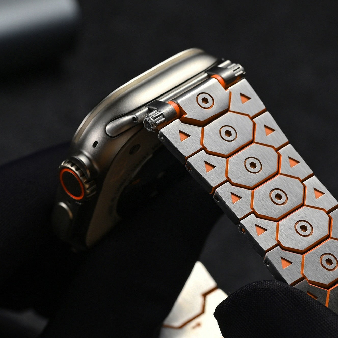 FusionX Titanium Apple Watch -ranneke