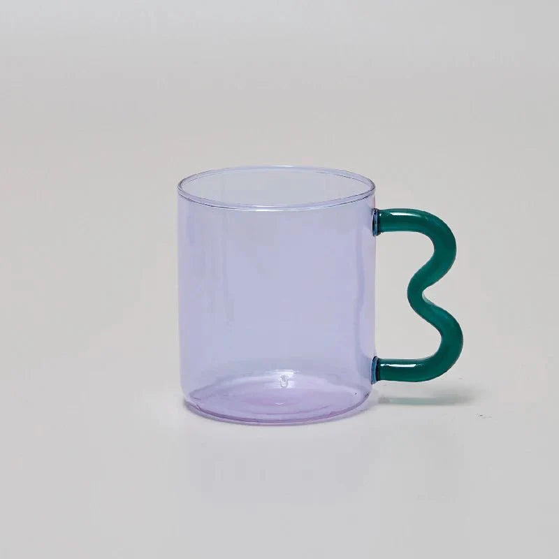 Bunte Kaffeetasse aus Glas mit Kringelgriff