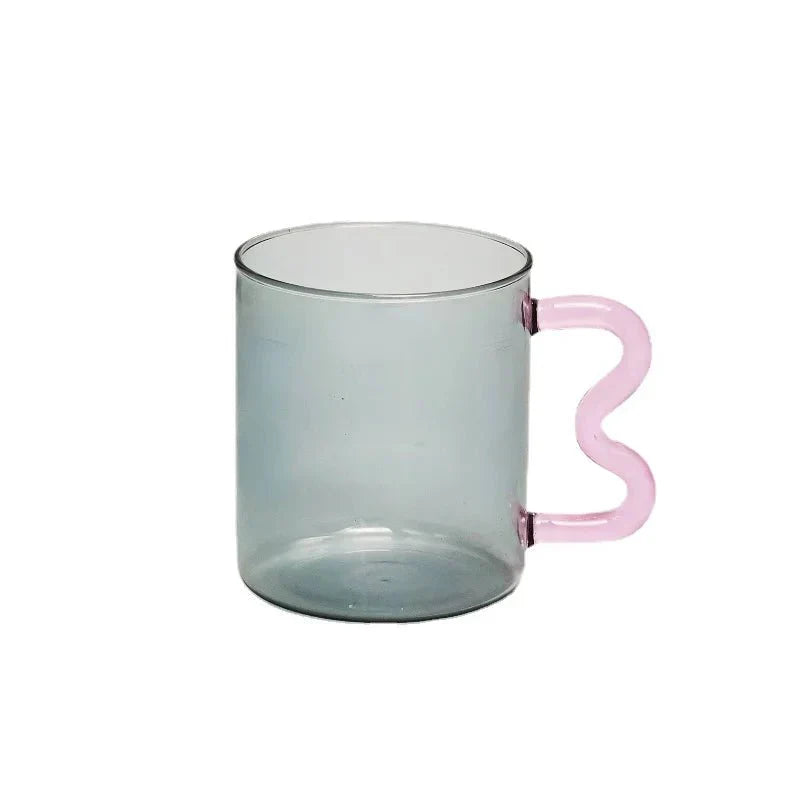 Bunte Kaffeetasse aus Glas mit Kringelgriff