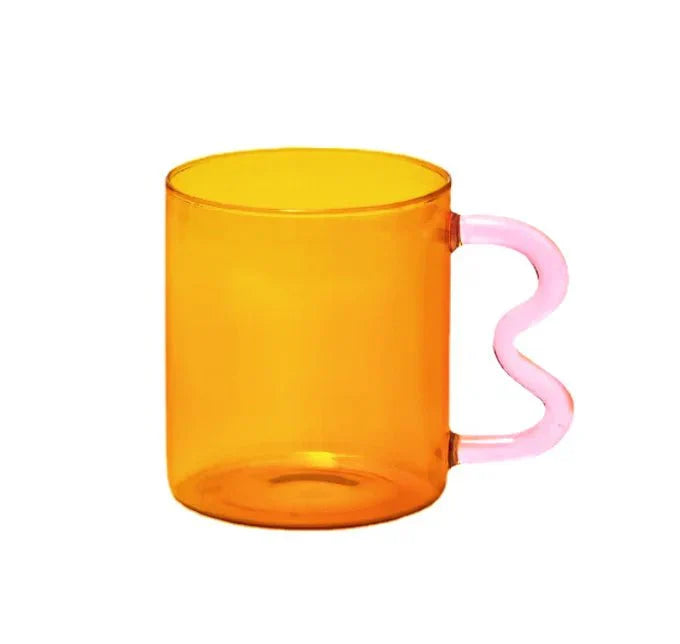 Bunte Kaffeetasse aus Glas mit Kringelgriff