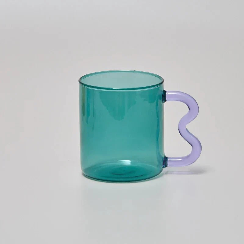 Bunte Kaffeetasse aus Glas mit Kringelgriff