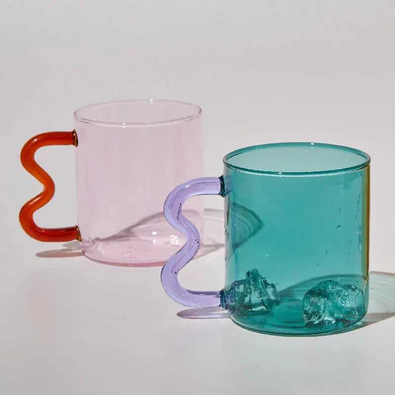 Bunte Kaffeetasse aus Glas mit Kringelgriff