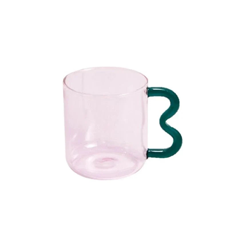 Bunte Kaffeetasse aus Glas mit Kringelgriff