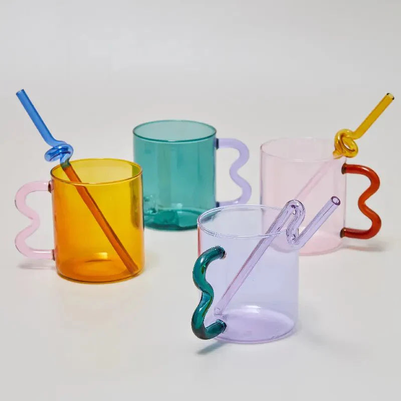 Bunte Kaffeetasse aus Glas mit Kringelgriff